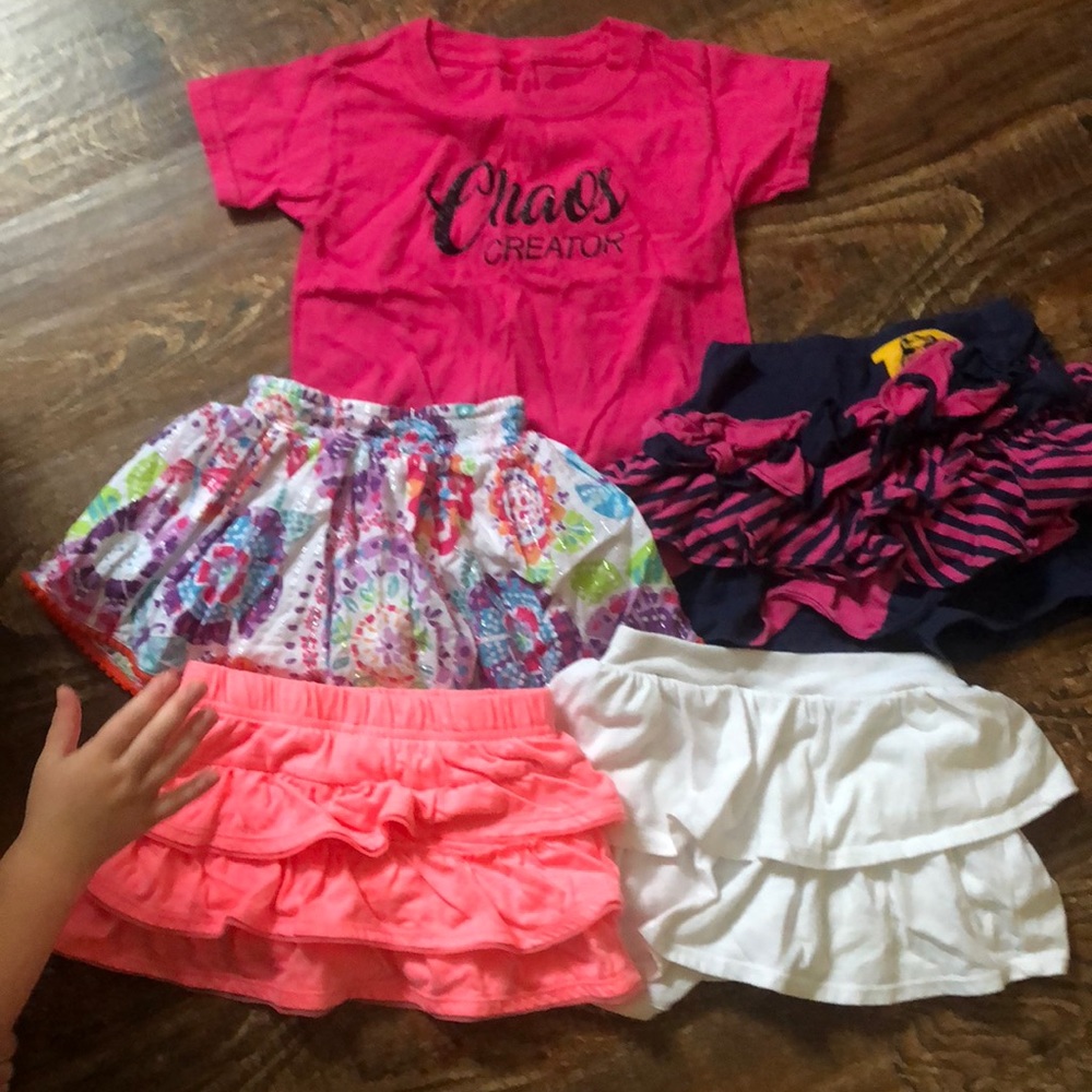 Bundle of skirts/skorts, 1 shirt